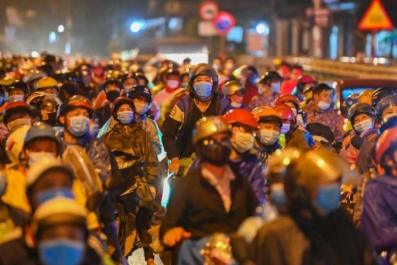 8 Doan Nguoi Tu Binh Duong Ve Que Di Qua Ha Noi Trong Dem