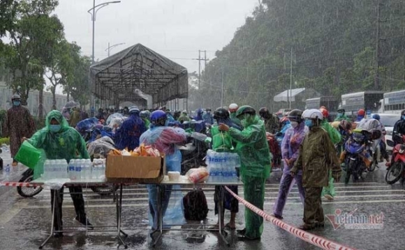 2 Trai Long Cua Nguoi Me Moi Sinh Con 15 Ngay Vuot Xe May 1300 Km Ve Que