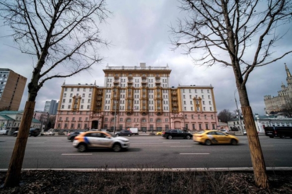 1 Nga Cao Buoc Nhan Vien Dai Su Quan My Trom Do Trong Luc Say Xin