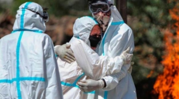 1 Gia Dinh An Do Vat Lon De Chung Minh Nguoi Than Chet Vi Covid 19