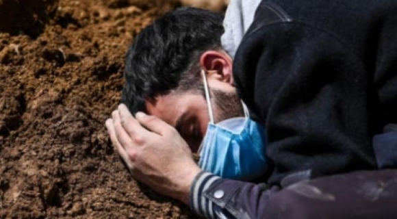 2 Gia Dinh An Do Vat Lon De Chung Minh Nguoi Than Chet Vi Covid 19