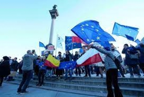 1 Lien Hiep Chau Au Se Bat Dau Sup Do Neu Khong Phan Ung Truoc Quyet Dinh Cua Ba Lan