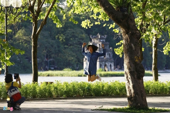 2 Nguoi Ha Noi Uong Ca Phe Ven Ho Huong Tiet Troi Mat Lanh Mua Thu