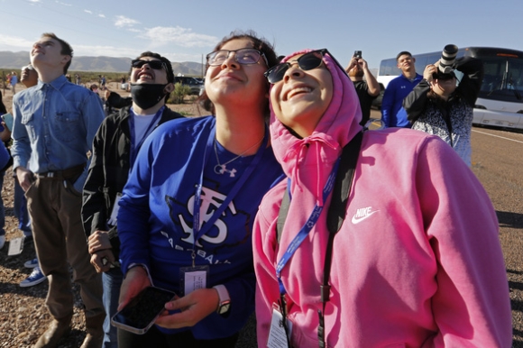 3 Nguoi Lon Tuoi Nhat The Gioi Du Lich Vu Tru Vua Tro Ve