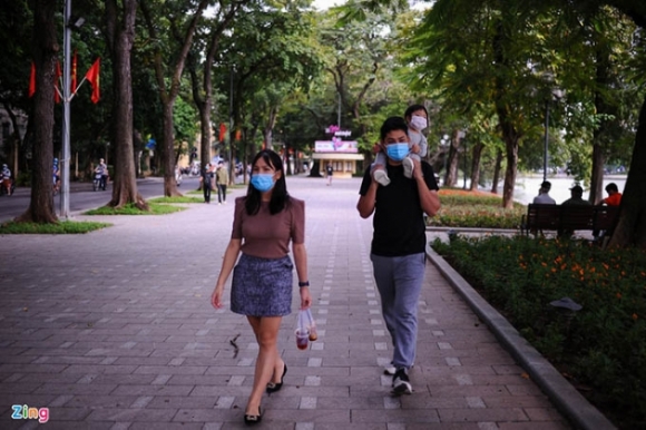 4 Nguoi Ha Noi Uong Ca Phe Ven Ho Huong Tiet Troi Mat Lanh Mua Thu