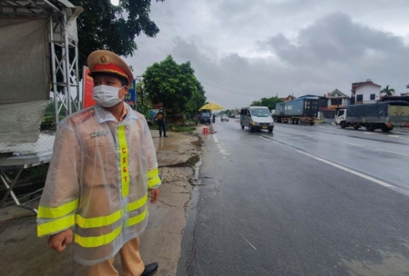 5 Nguoi Dan Tu Do Vao Ha Noi Tai Cac Chot Cua Ngo