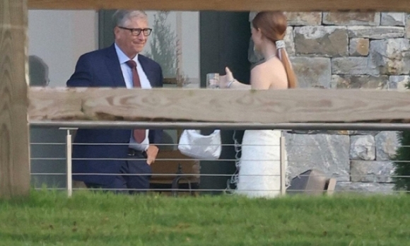 2 Bill Gates Rang Ro Trong Le Tong Duyet Dam Cuoi Con Gai