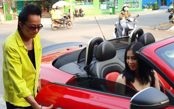 2 Thoi Huy Hoang Bao Chung Cam 300 Cay Vang De Mua Sieu Xe O My Vo Khoc Loc Xin Chonganh Oi Mua Nha Di
