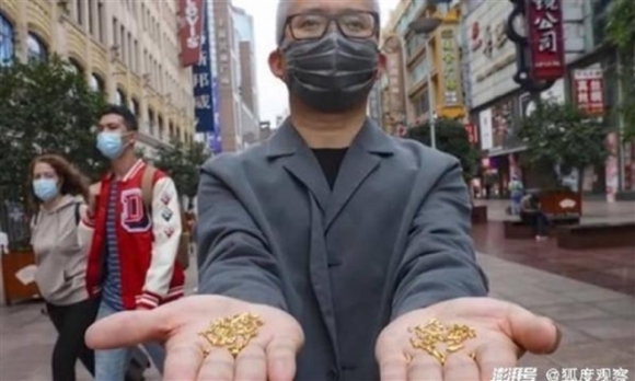 1 Dan Mang Trung Quoc Tuc Gian Khi Nghe Si Nem Vang Xuong Song Vao Thung Rac