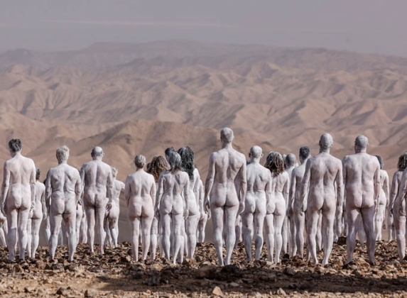 1 Hang Tram Nguoi Khoa Than De Canh Bao Ve Bien Chet