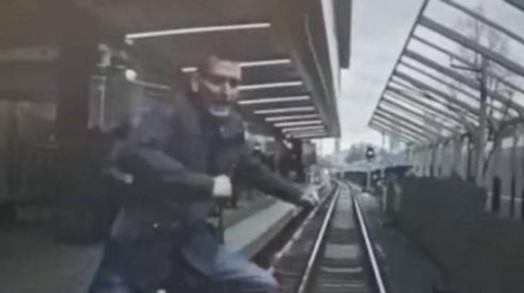 1 Kinh Hoang Nguoi Dan Ong Phi Than Truoc Mui Tau Hoa Dang Chay