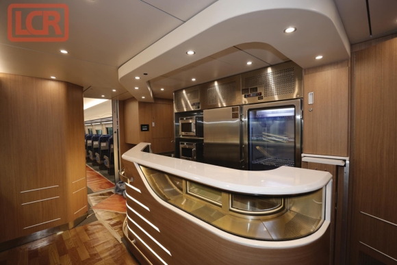 4 Ben Trong Doan Tau Cao Toc Sang Trong Trieu Voi Lao Vua Tiep Nhan