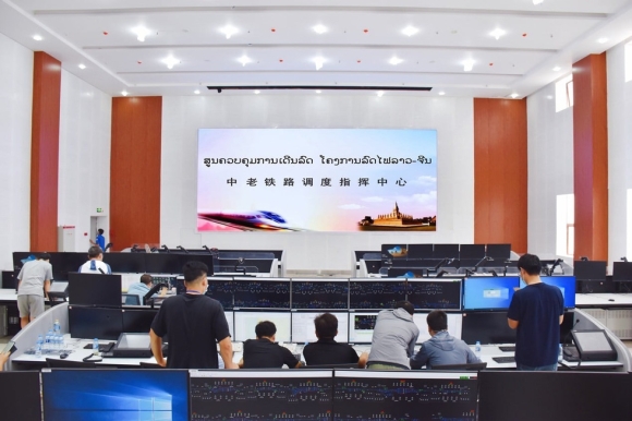 9 Ben Trong Doan Tau Cao Toc Sang Trong Trieu Voi Lao Vua Tiep Nhan