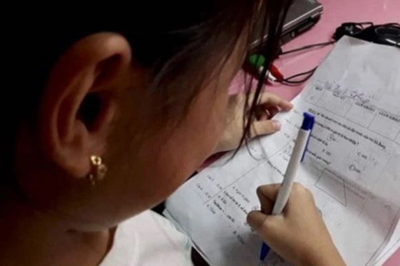 1 Me Oi Con Met Qua Con Chi Ngu 5 Phut Thoi   Co Be Guc Xuong Sau 12 Tieng Hoc Them Va Khong Bao Gio Tinh Lai Nua