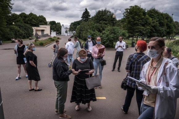 2 Nguoi Nga Tra Gia Vi Bai Xich Vaccine