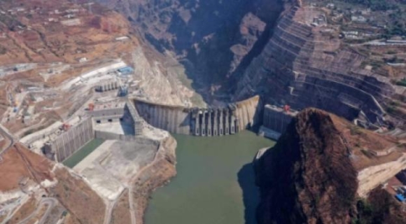 2 Trung Quoc Chat Vat Tim Loi Ra Cho Khung Hoang Nang Luong