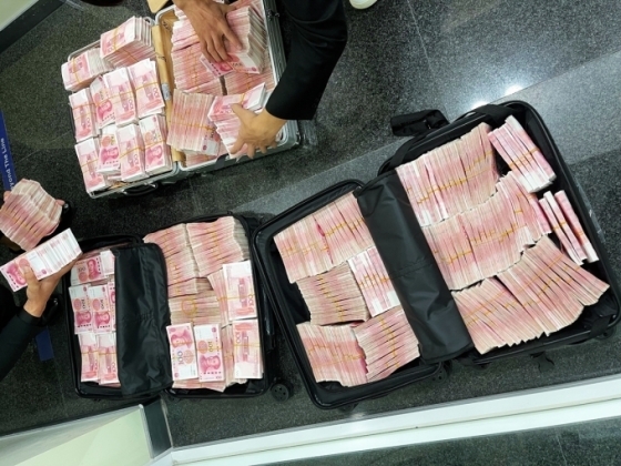 1 Bi Doi Deo Khau Trang Trieu Phu Rut 3 Valy Tien Khoi Ngan Hang