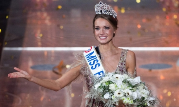 1 Cuoc Thi Hoa Hau Phap Bi Kien