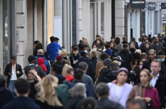 1 Canh Bao 100000 Ca Covid 19 Moi Ngay Anh Quyet Khong Siet Phong Dich