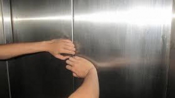 1 Co Gai Tu Vong Vi Bi Roi Ham Thang May Tu Tang 7 Xuong Tang 1 O Ha Noi