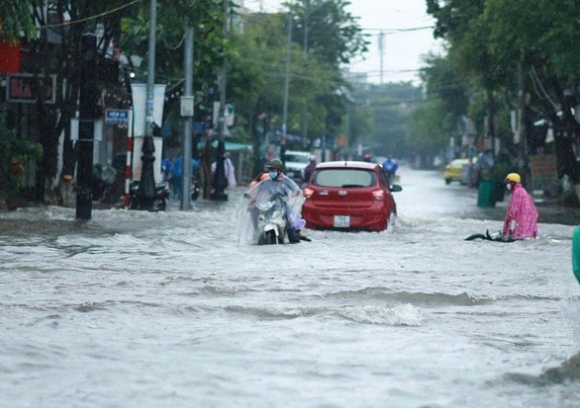 4 Mot Nguoi Bi Nuoc Lu Cuon Troi Ngap Bua Vay Ca Tinh Quang Ngai