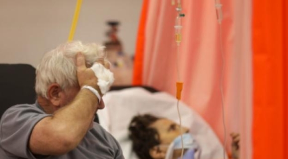 1 Ben Trong Mat Bao Lan Song Covid 19 Moi O Chau Au