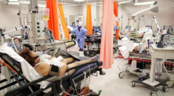 2 Ben Trong Mat Bao Lan Song Covid 19 Moi O Chau Au