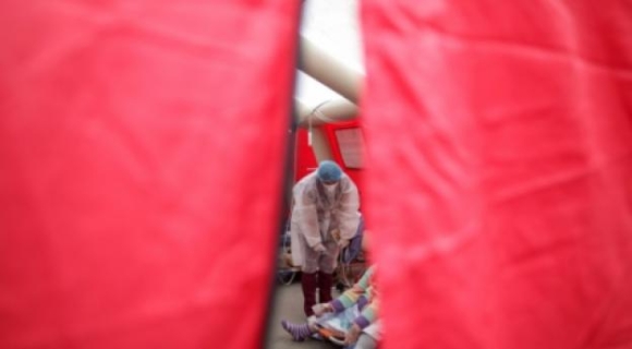 8 Ben Trong Mat Bao Lan Song Covid 19 Moi O Chau Au