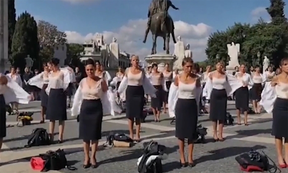 1 Hang Bay Bi Duong Sat Ket Lieu Tiep Vien Thoat Y Bieu Tinh