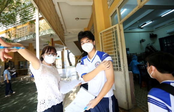 1 Hang Ngan Hoc Sinh Khoi 12 O Tphcm Hao Huc Hoi Hop Duoc Tiem Vac Xin