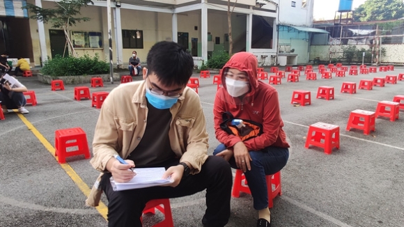 2 Phu Huynh Hoc Sinh Mong Cho Duoc Tiem Vac Xin Ngua Covid 19