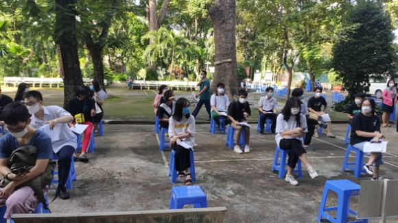 4 Phu Huynh Hoc Sinh Mong Cho Duoc Tiem Vac Xin Ngua Covid 19