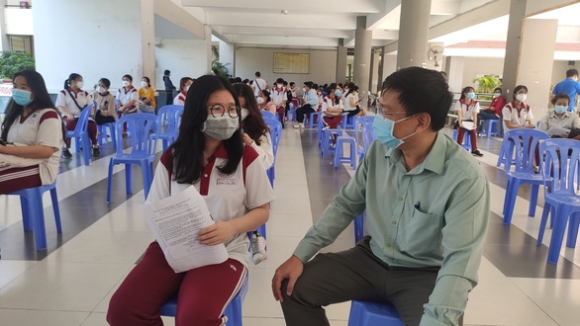 8 Phu Huynh Hoc Sinh Mong Cho Duoc Tiem Vac Xin Ngua Covid 19