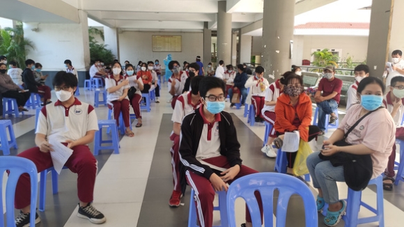9 Phu Huynh Hoc Sinh Mong Cho Duoc Tiem Vac Xin Ngua Covid 19