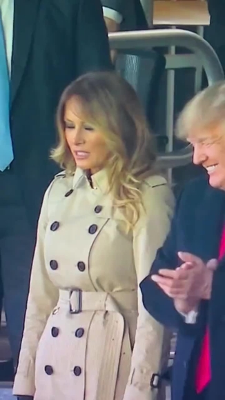 2 Bieu Cam Gay Chu Y Cua Ba Melania Trump Khi Di Xem Bong Chay Cung Chong