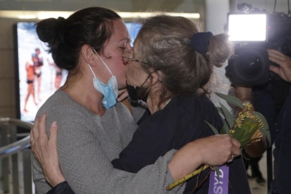 2 Cam Dong Khoanh Khac Doan Tu Cua Nguoi Australia Sau 18 Thang Phong Toa