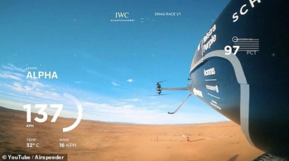 2 Can Canh Xe O To Ruot Duoi Nhau Trong Cuoc Dua Tren Khong Dau Tien