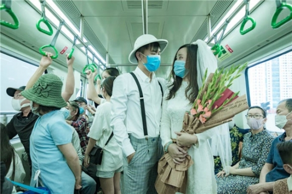 1 Doi Tre Chup Anh Cuoi O Ga Cat Linh   Ha Dong Ngay Buoi Chay Dau Tien