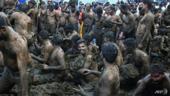 1 Le Hoi Nem Phan Bo Doc Dao O An Do