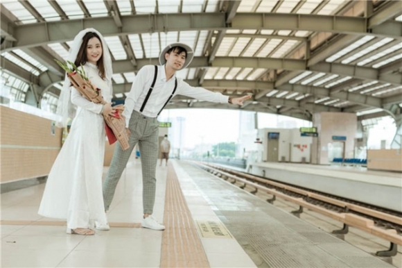 2 Doi Tre Chup Anh Cuoi O Ga Cat Linh   Ha Dong Ngay Buoi Chay Dau Tien