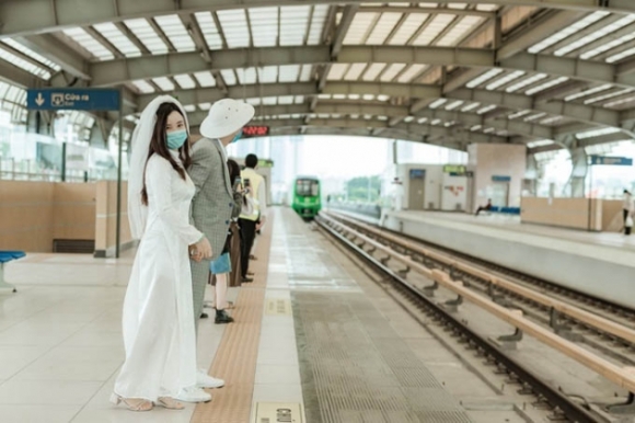 4 Doi Tre Chup Anh Cuoi O Ga Cat Linh   Ha Dong Ngay Buoi Chay Dau Tien