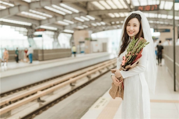 5 Doi Tre Chup Anh Cuoi O Ga Cat Linh   Ha Dong Ngay Buoi Chay Dau Tien