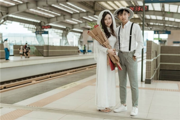 6 Doi Tre Chup Anh Cuoi O Ga Cat Linh   Ha Dong Ngay Buoi Chay Dau Tien