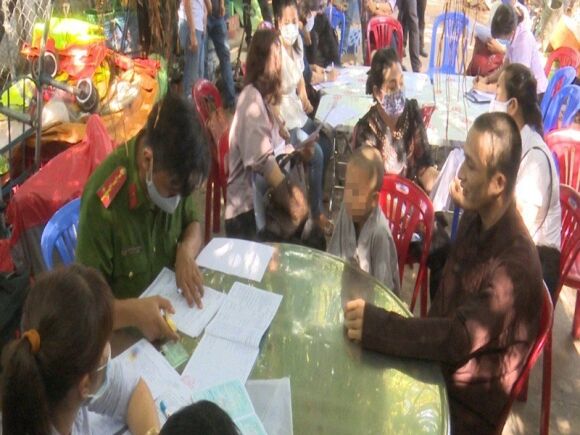 1 Long An Tiep Tuc Den Kiem Tra Tinh That Bong Lai 7 Tre Song Cung 3 Me Ruot Khong Duoc Biet Su That Nhan Than Cua Minh