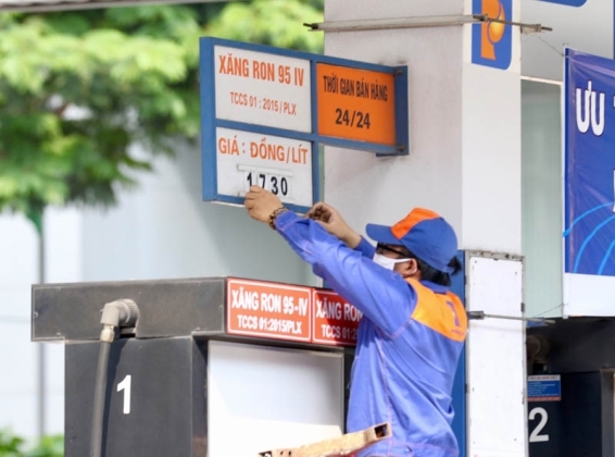 1 Gia Xang Truoc Ap Luc Tang Lan Thu Nam Lien Tiep