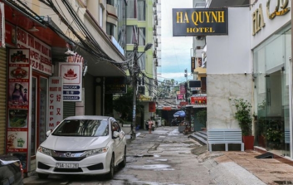 1 Khach San O Nha Trang Van Dong Cua Bi Rao Ban