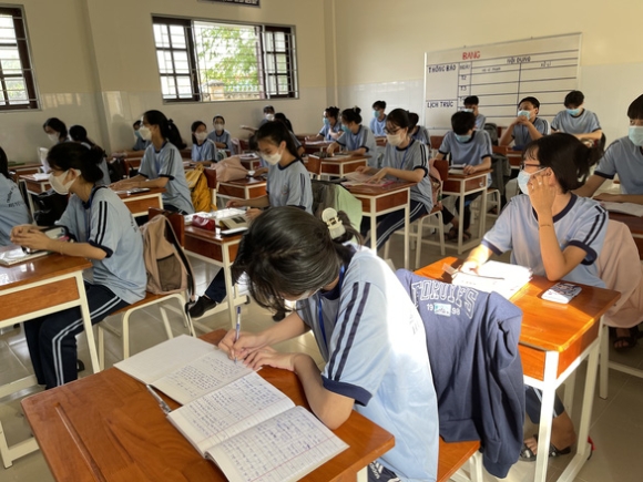 1 Mot Hoc Sinh Dao Thanh An Mac Covid 19 Mot Lop Hoc Truc Tuyen Con Lai Di Hoc Binh Thuong