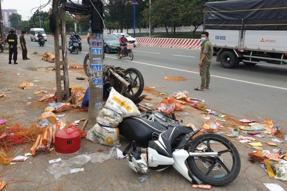 1 Xe Tai Dai Nao Duong Pho Hat Vang 3 Xe May Len Via He