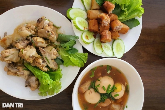 2 Bua Com Cho Cong Nhan Chi 15000 Dong Sao Du Chat