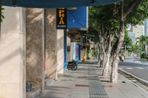 2 Khach San O Nha Trang Van Dong Cua Bi Rao Ban